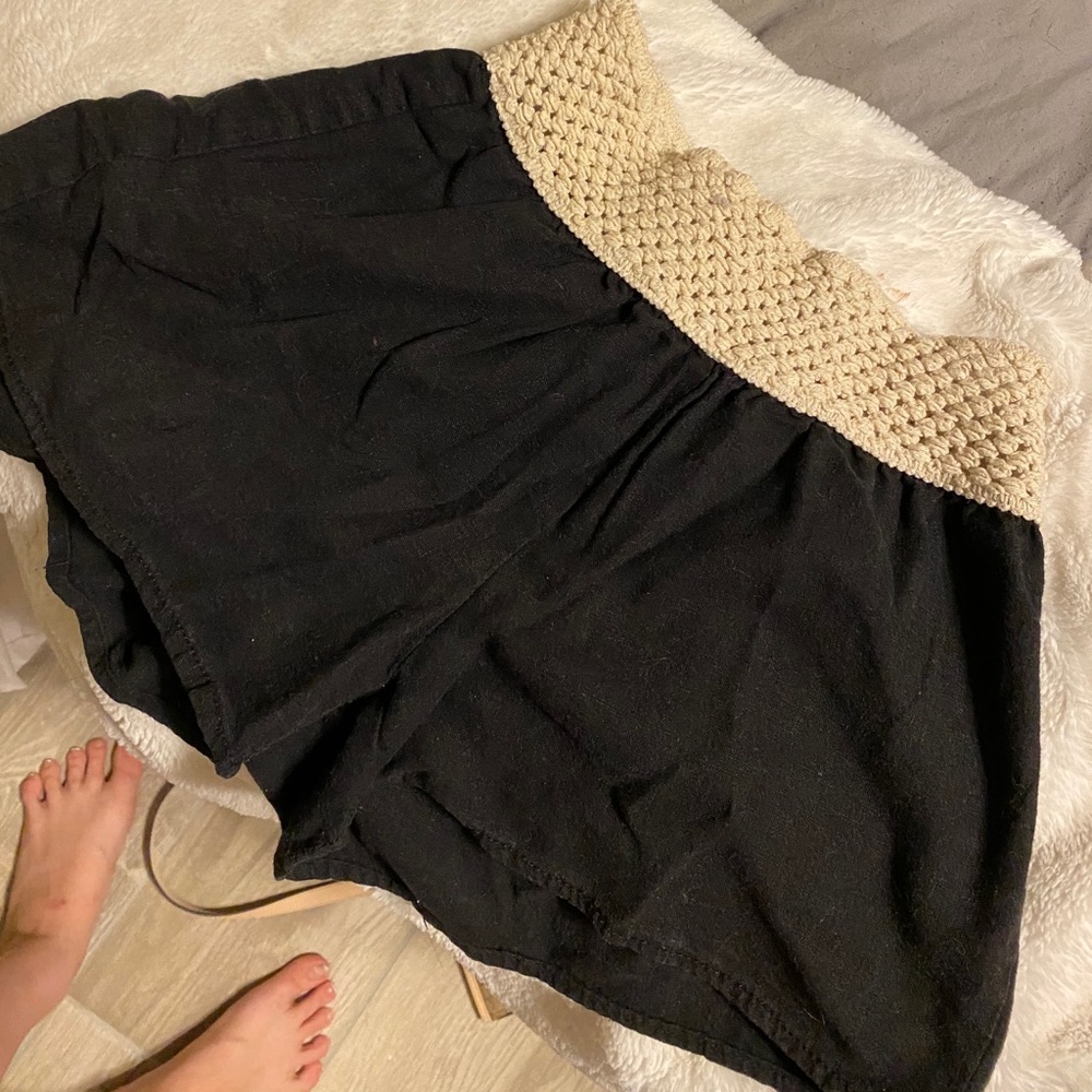 Cloth shorts with accent waistband